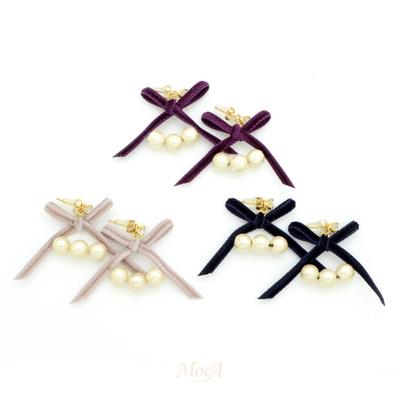 3粒パールベルベットリボンチャームピアス