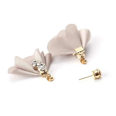 ビジューとフラワーブーケのバックキャッチピアス