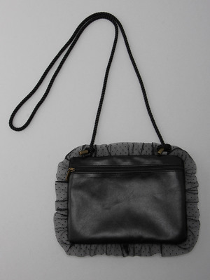 スエード風フリルポシェット