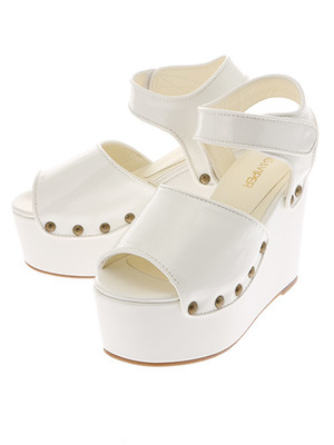 スタッズ付きプラットフォームサンダル