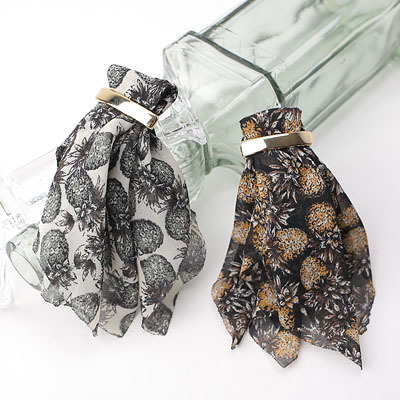 ゴールドバックルのトロピカルスカーフヘアゴム