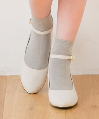 インヒールストラップ付きパンプス