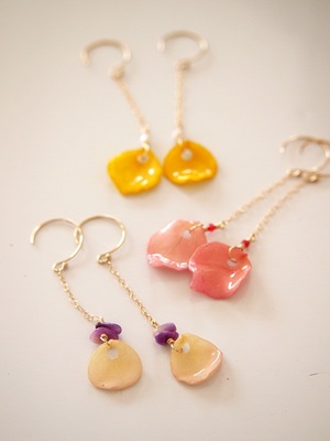 揺れる花びらピアス