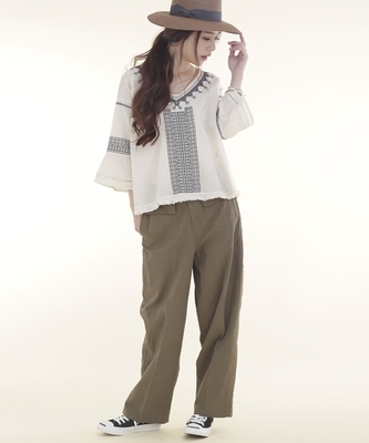 幾何エンブロイダリーブラウス