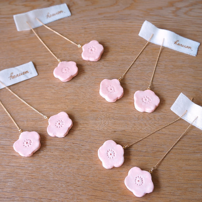 桃色のお花の揺れるピアス・イヤリング