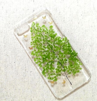 蝶が集まる緑がキレイな木♪スマホケース