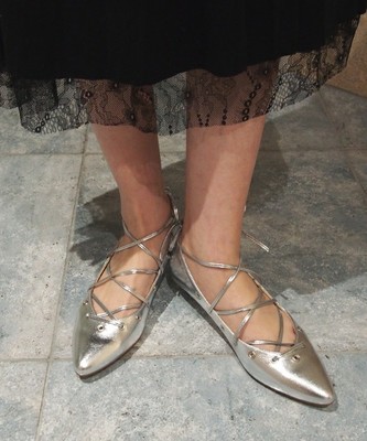 Vカットハトメレースアップパンプス