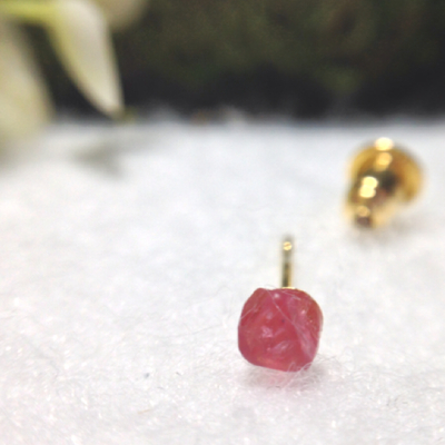 スピネルの結晶原石