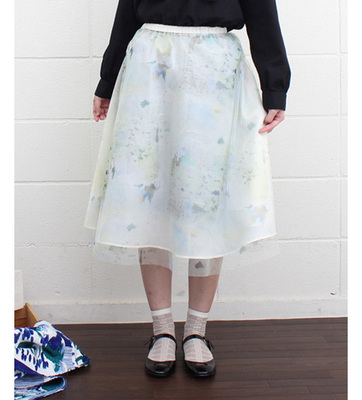 チュール　白いカベとミドリ　スカート