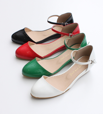 エナメルストラップパンプス