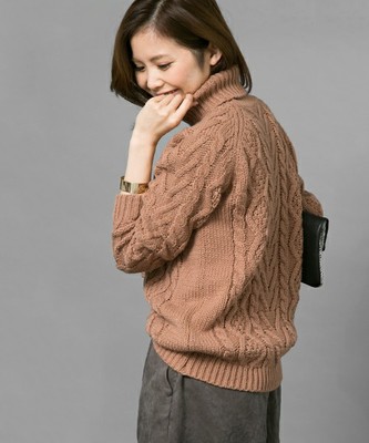 ケーブル編みタートルプルオーバー