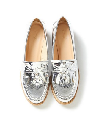 エナメルローファー