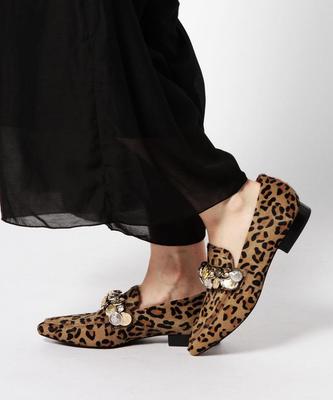 ボタンつきレオパードシューズ