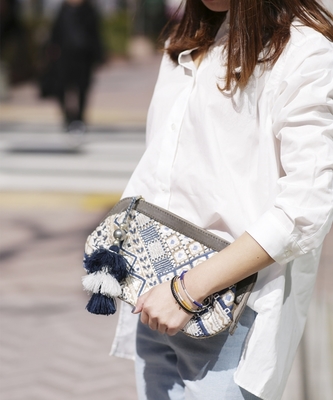 the.first.floor. タッセル付エンブロイダリークラッチ