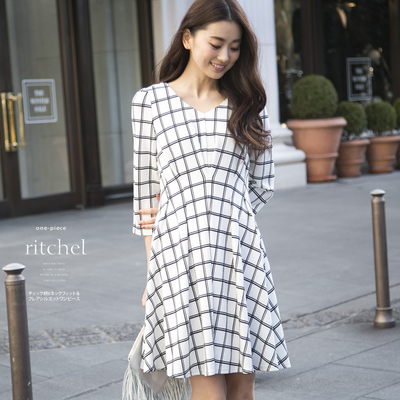 チェック柄Vネックフィット＆フレアシルエットワンピース