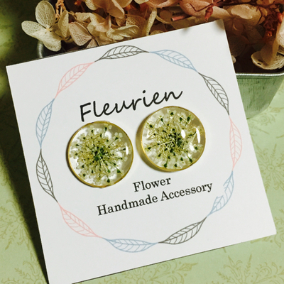 レースフラワーのぷっくりピアス