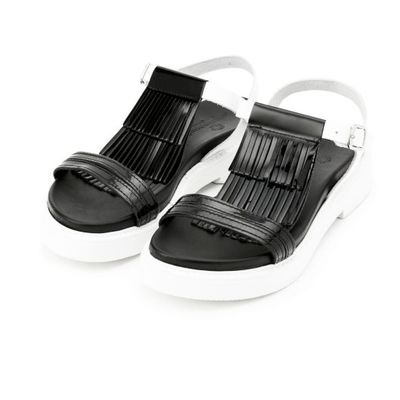 エナメルフリンジサンダル