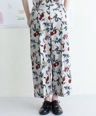 市場のフルーツ柄パンツ