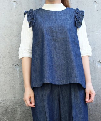 デニムフリルのってるブラウス