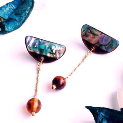 ハーフムーン樹脂ピアス(ボルドー)