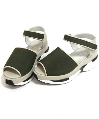 ハイテクソールスポーツサンダル