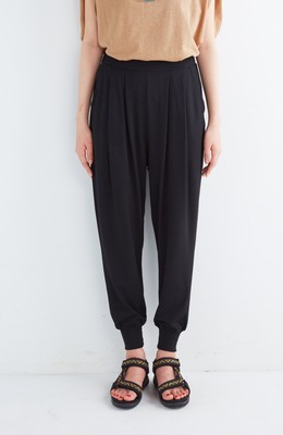 とろみ素材のきれいめジョグパンツ ＜ブラック＞