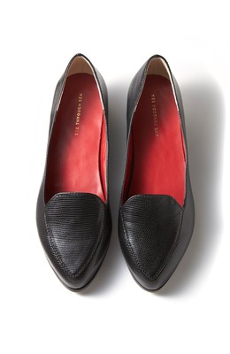 女らしくてかっこ良い型押しフラットシューズ ＜ブラック＞