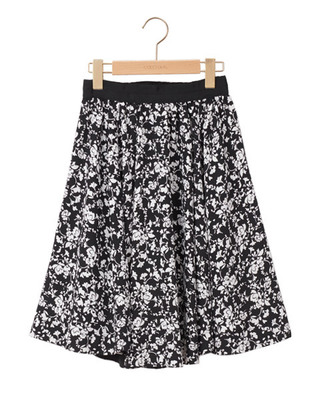 モノトーンフラワーマットサテンプリントスカート