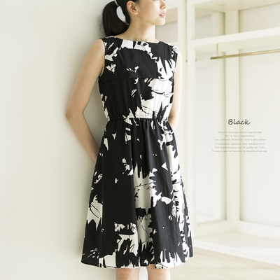 ボタニカルフラワー柄ノースリーブワンピース