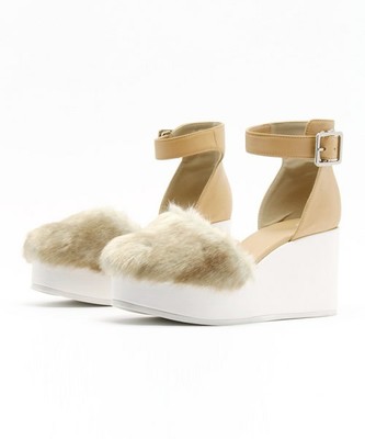 ｈａｃｏ．　ふんわりトウの厚底ファーサンダル