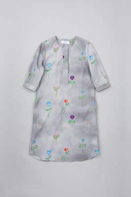 ４色の花のワンピース