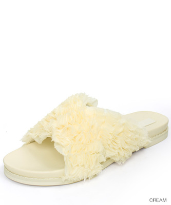 フラッフィークロスサンダル