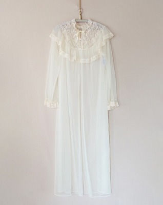 lace-paneled chiffon robe