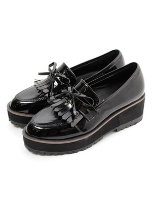 エナメルローファー