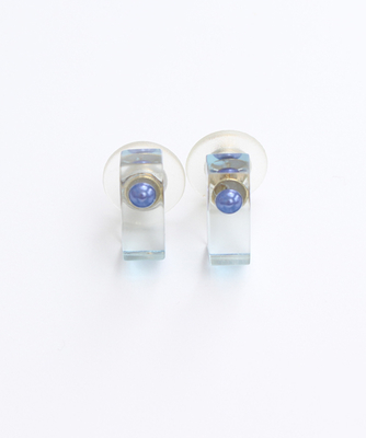 樹脂　端にパール　ピアス