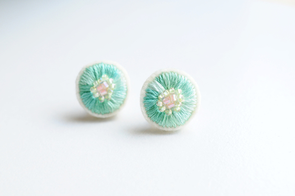 刺繍イヤリング◎エメラルドグリーン/緑