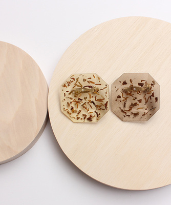 樹脂　木くず入り　ブローチ