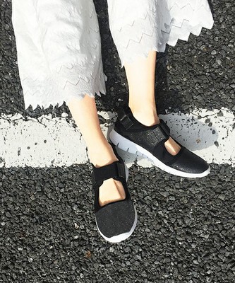 ホワイトソールストラップスニーカー