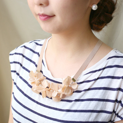 ボリュームフラワーのリボンネックレス