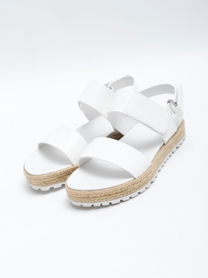 ストラップサンダル