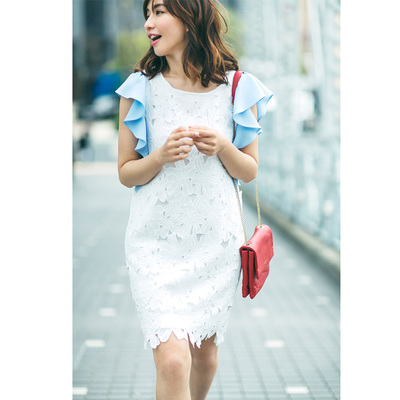 大きめフリルで華やぐレースワンピース