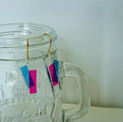 逆三角形の透明ピアス