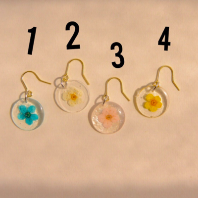 透明なお花ピアス