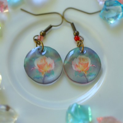 小さく透き通る透明なバラのピアス