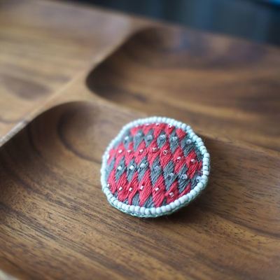 刺繍ブローチ都会風