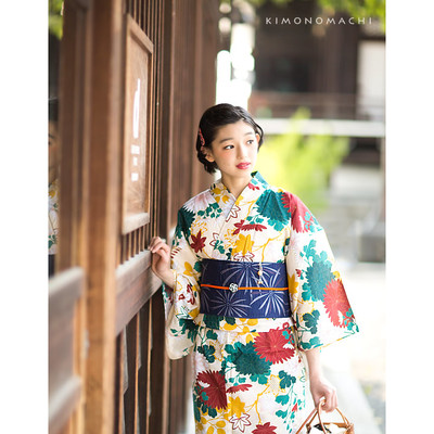 クリームベージュに菊模様