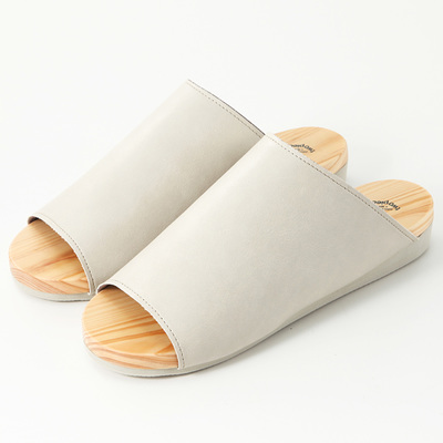 木のルームシューズ