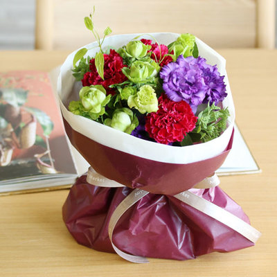 カーネーションのガーネットレッドブーケ